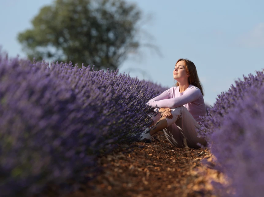 femme-champ-de-lavandes-zen